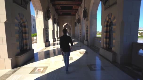 Случайный Человек Посещает Большую Мечеть Muscat Прогулки Коридорам Oman Tracking — стоковое видео