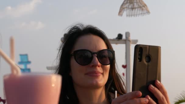 Žena Venkovním Restauračním Baru Fotografování Mobilním Chytrým Telefonem — Stock video