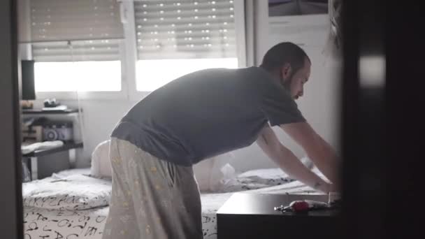 Homem Fazendo Cama Manhã Antes Começar Dia — Vídeo de Stock