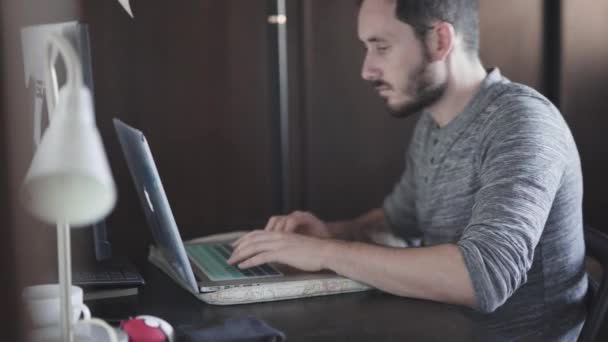 Чоловік Працює Ноутбуці Вдома — стокове відео