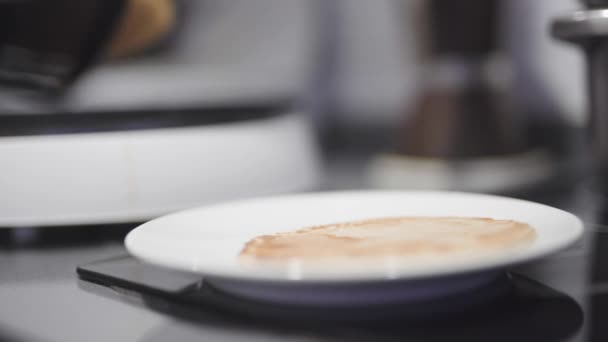 Homme Cuisinant Des Crêpes Pour Petit Déjeuner Matin — Video