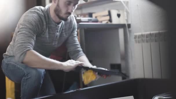Muž Organizující Své Úložné Lůžko Doma — Stock video