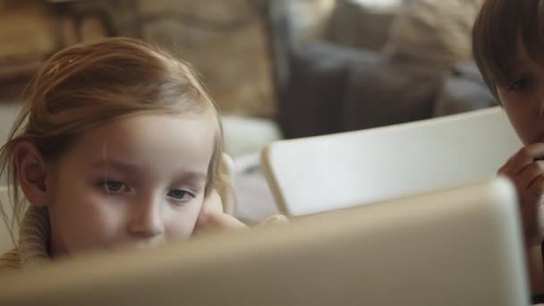 Flickans Ansikte Avslöjar Överraskning Som Barn Titta Program Skärmen Pan — Stockvideo