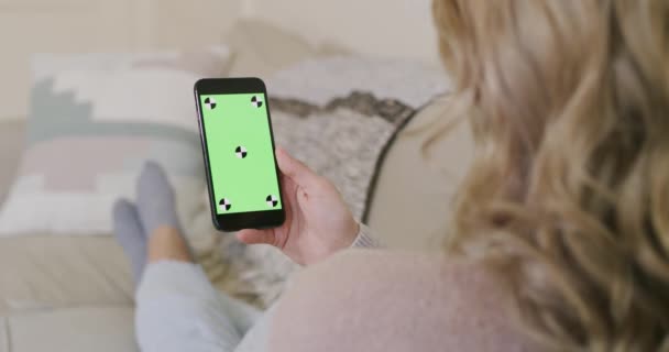 Närbild Bild Kvinna Tittar Sin Telefon Medan Soffan Hemma När — Stockvideo