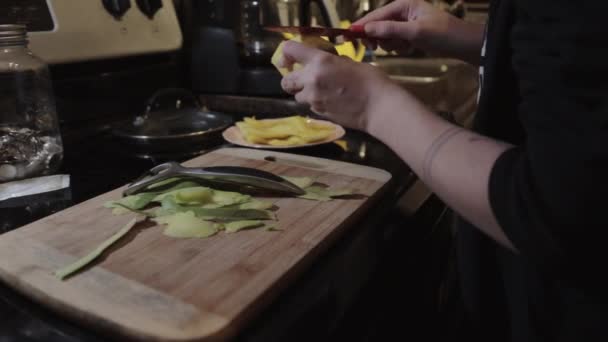 Person Som Skär Mango Frukt Med Hjälp Skarp Kniv Närbild — Stockvideo