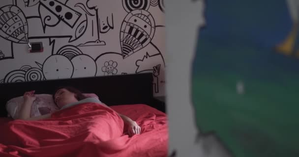 Rood Haar Meisje Wakker Met Een Start Van Een Nachtmerrie — Stockvideo