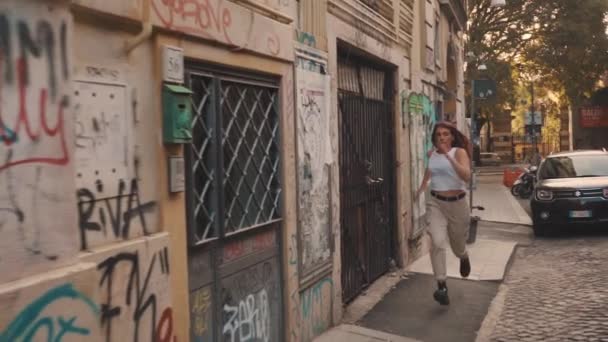 Jonge Hippe Vrouw Rent Alleen Langs Een Graffiti Muur Rome — Stockvideo