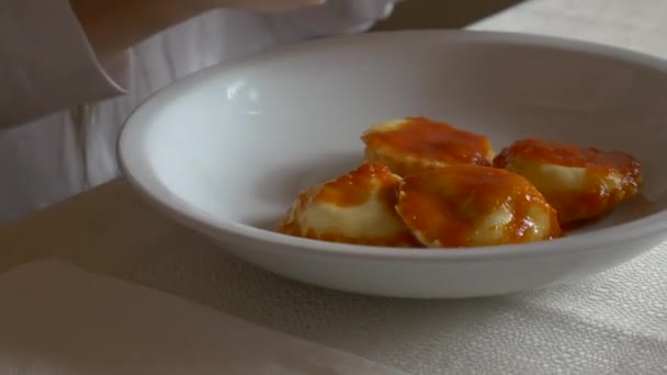 Mulher Servindo Fatia Carne Cima Massas Recheadas Tradicionais Italianas Com — Vídeo de Stock