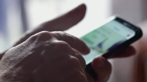 Homem Segurando Seu Telefone Celular Para Ver Redes Sociais — Vídeo de Stock