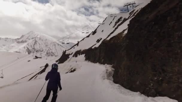 Ein Schuss Folgt Einer Skifahrerin Auf Einer Schmalen Piste Und — Stockvideo