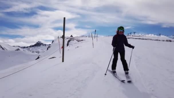 Disparo Desde Frente Tras Descenso Una Esquiadora — Vídeo de stock