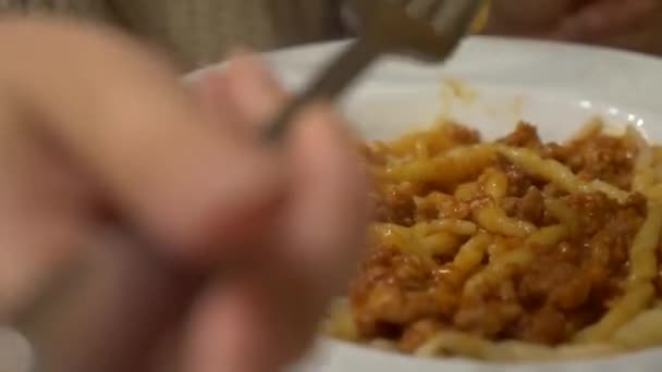 Mujer Comiendo Pasta Con Trapo Carne Plato Cerca Escena Diapositivas — Vídeos de Stock