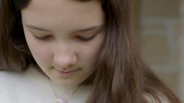 Süßes Teenager Mädchen Blickt Mit Großen Braunen Augen Und Traurigem — Stockvideo