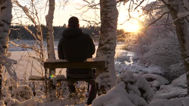 Homem Desfrutando Vista Das Maravilhas Inverno Árvores Geladas Pôr Sol — Vídeo de Stock