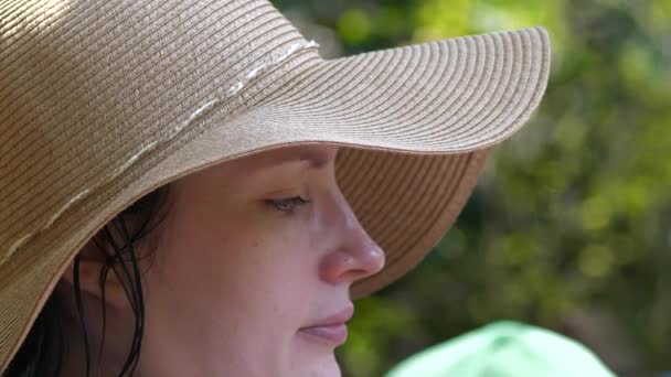 Kobieta Mrugająca Oczami Czytająca Leżaku Nosząca Kapelusz Relaksująca Się Słoneczny — Wideo stockowe