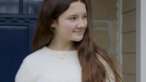 Adolescente Mignonne Sur Porche Avant Regardant Sourire Droite Regarde Dans — Video