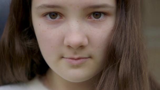 Närbild Söt Tonåring Flicka Med Bruna Ögon Ler Mot Kameran — Stockvideo