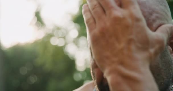 Łysy Opalony Umięśniony Mężczyzna Wycierający Pot Czoła Gorący Dzień — Wideo stockowe