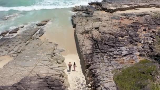 Övergiven Par Walking Rocky Beach Cape Byron Bay Fyr Queensland — Stockvideo