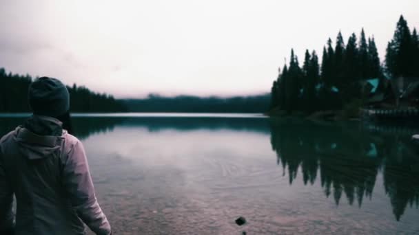 Meisje Bij Het Prachtige Groene Meer Canada — Stockvideo