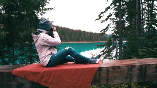 Девушка Фотограф Фотографирует Красивое Зеленое Озеро Канаде — стоковое видео