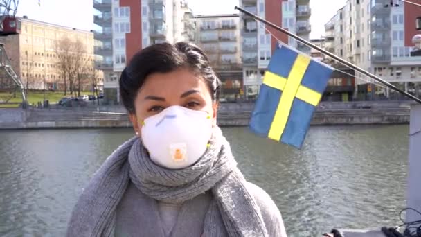 Portret Van Aziatische Jonge Vrouw Met Een Beschermend Veiligheidsmasker Tegen — Stockvideo