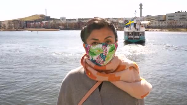 Stockholm Suède Coronavirus Portrait Femme Portant Masque Sécurité Coloré Ferryboat — Video