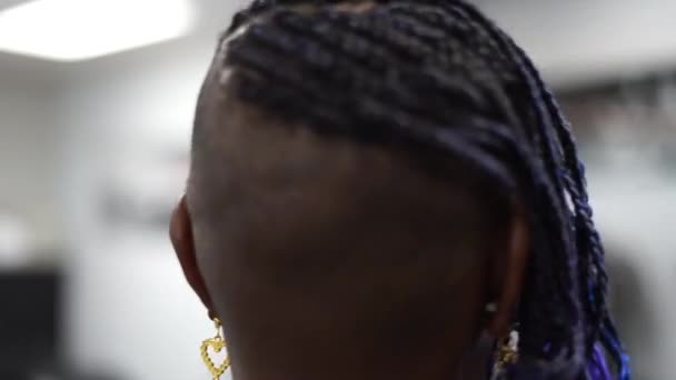 Afrikalı Amerikalı Kız Yeni Görünüşünü Göstermek Için Salon Sandalyede Dönüyor — Stok video