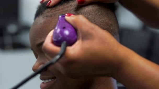 Linhas Corte Estilista Sorrindo Preto Adolescente Cabelo Menina Close — Vídeo de Stock