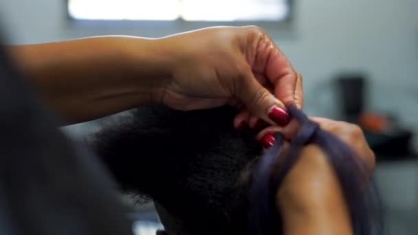 Hair Stylist Weaves Hair Extensions African American Hair Close — Stock Video