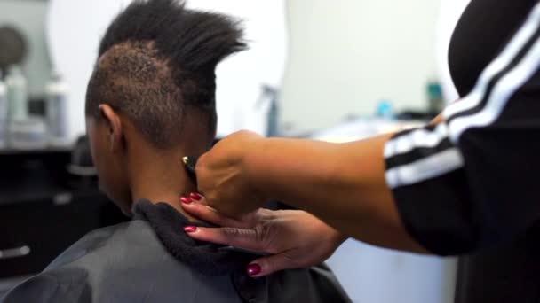 Barbeiro Cortando Desvanecimento Cabelo Mulher Afro Americana Profundidade Campo — Vídeo de Stock