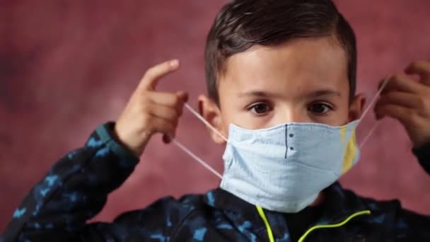 Close Van Het Kind Dragen Van Zelfgemaakte Beschermende Masker Tegen — Stockvideo