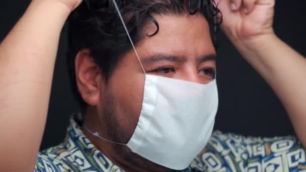Lateinischer Mann Seitenansicht Mit Mundschutz — Stockvideo