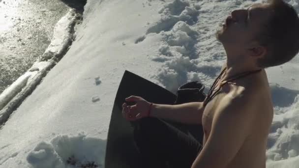 Uomo Seduto Tappetino Yoga Nero Nella Neve Senza Camicia Respirando — Video Stock