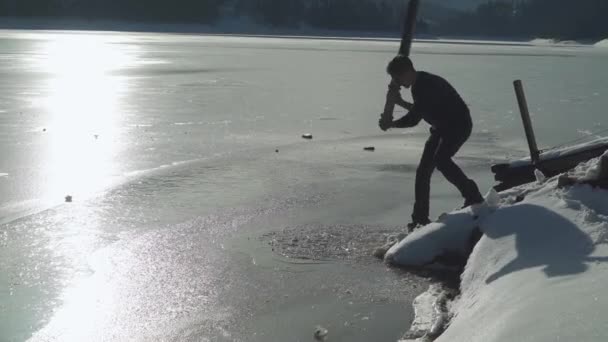 Человек Разбивающий Твердый Лед Озере Время Летней Погоды Широкий Выстрел — стоковое видео
