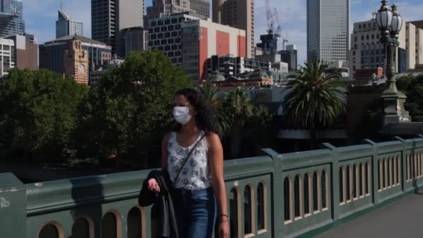 Covid19 Coronavirus Sırasında Princes Köprüsü Nde Yürüyen Maskeli Bir Kadın — Stok video