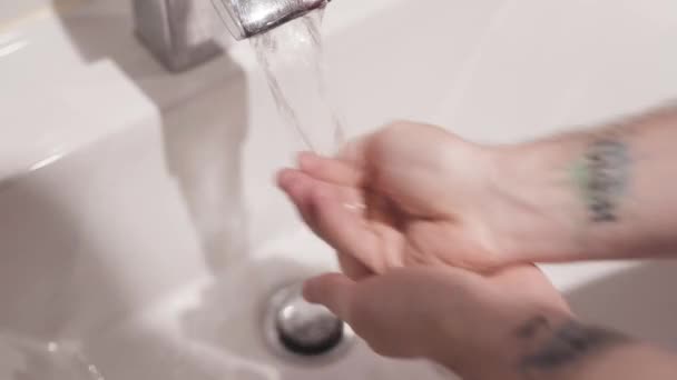 Άντρας Πλένει Χέρια Του Στο Μπάνιο — Αρχείο Βίντεο