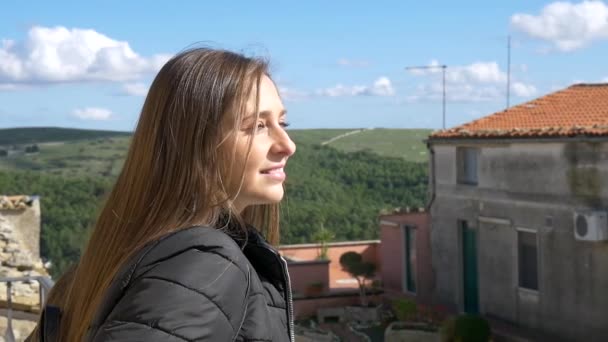 Mladá Žena Usmívá Venku Denního Světla Starém Domě Farma Prostředí — Stock video