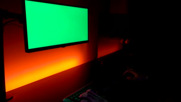 Yeşil Ekran Sarı Turuncu Işıkların Üzerinde Ekranı Olan Koyu Klavyede — Stok video