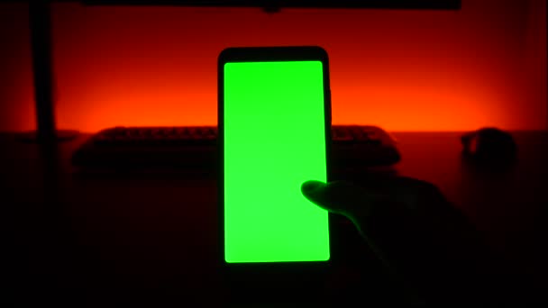 Zielony Ekran Prawy Kciuk Przewijania Telefonu Komórkowego Ciemnym Pokoju Czerwonym — Wideo stockowe