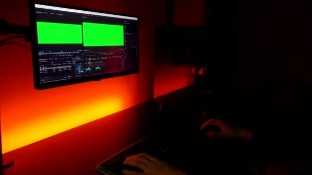 Greencreen 暗い自宅のオフィスでビデオ編集に取り組むキーボードを入力する白人の手 — ストック動画