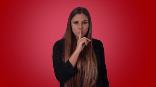 Una Morena Pelo Largo Manteniendo Secreto Pidiendo Silencio Mientras Guiña — Vídeo de stock