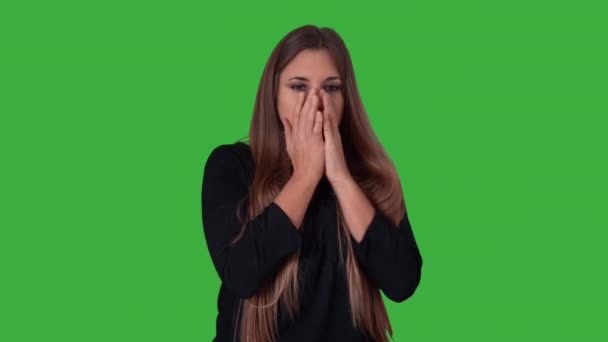 Une Brune Aux Cheveux Longs Air Coupable Embarrassée Sur Fond — Video