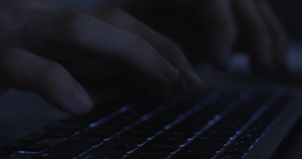 Dedos Escribir Teclado Una Habitación Oscura — Vídeo de stock