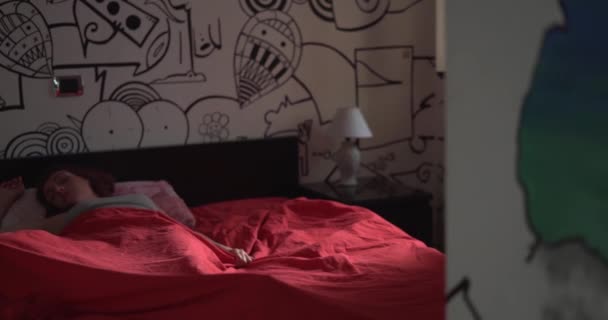 Молодая Женщина Рыжими Волосами Просыпается Напуганной Своей Спальне Утром — стоковое видео