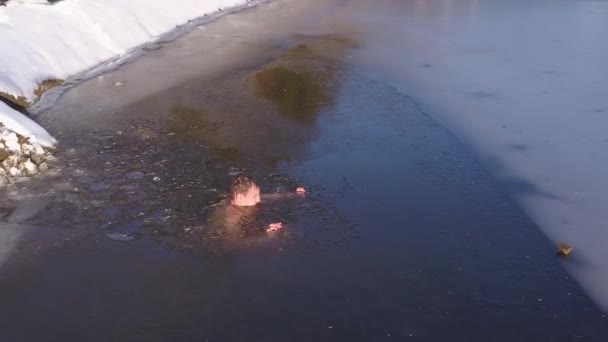 Jeune Homme Sous Eau Dans Lac Montagne Partiellement Gelé Remonte — Video