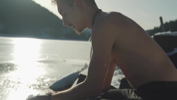 Молодой Человек Готовится Погрузиться Замерзшее Горное Озеро Натирая Голову Шею — стоковое видео