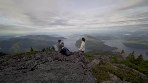 Hombre Con Una Chaqueta Amarilla Caminando Borde Montaña Columbia Británica — Vídeos de Stock