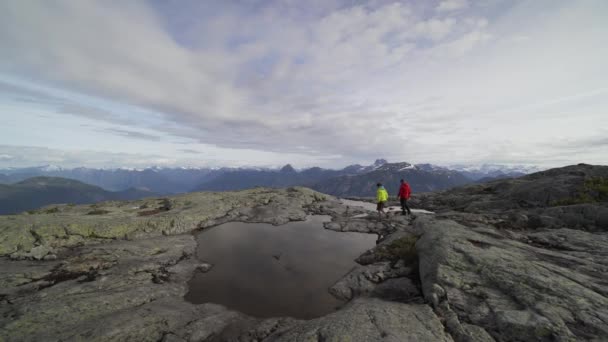 Duas Pessoas Andando Topo Montanha Casacos Coloridos British Columbia Canadá — Vídeo de Stock