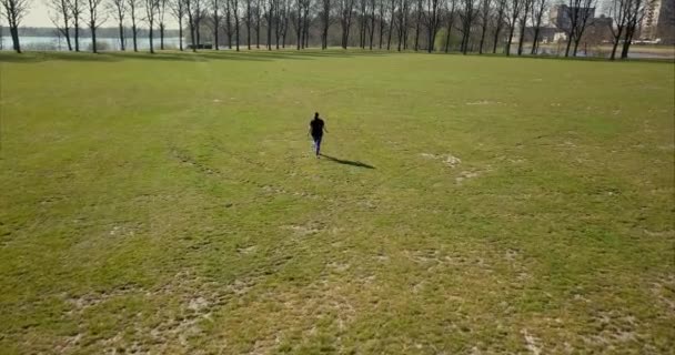 Vue Aérienne Drone Volant Vers Avant Suivant Femme Adulte Portant — Video